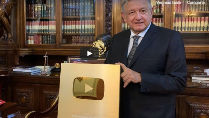 Video: “Ya se me subió, me creo mucho”, dice AMLO tras recibir Botón de Oro de YouTube
