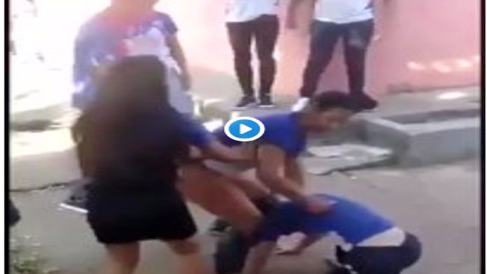 Video: Pelea entre alumnas de preparatoria deja a una joven noqueada