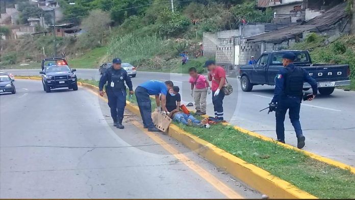 Dos personas resultaron heridas tras derrapar la motocicleta en la que viajaban, en la carretera Zitácuaro-Morelia