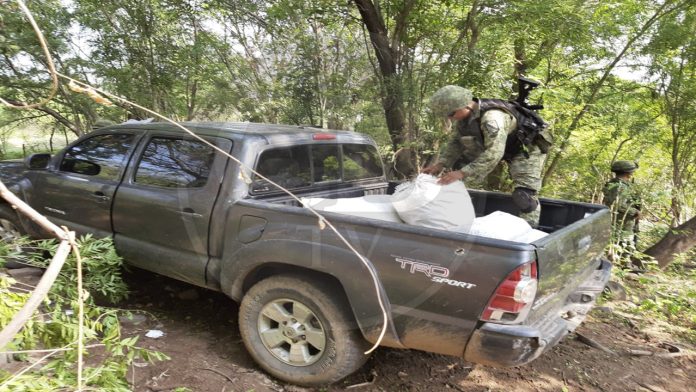 Ejercito decomisa camioneta cargada de marihuana