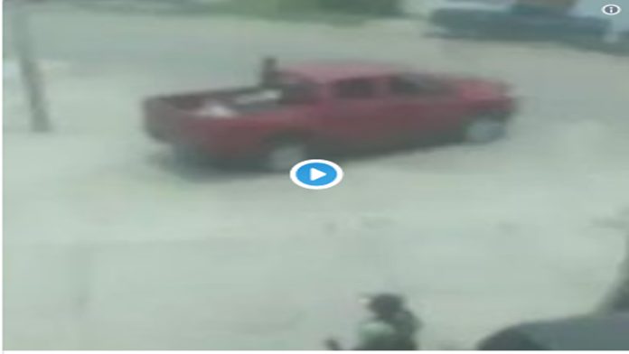 Video: Sicarios del cártel de los “Viagras” asaltan negocio frente a autoridades michoacanas