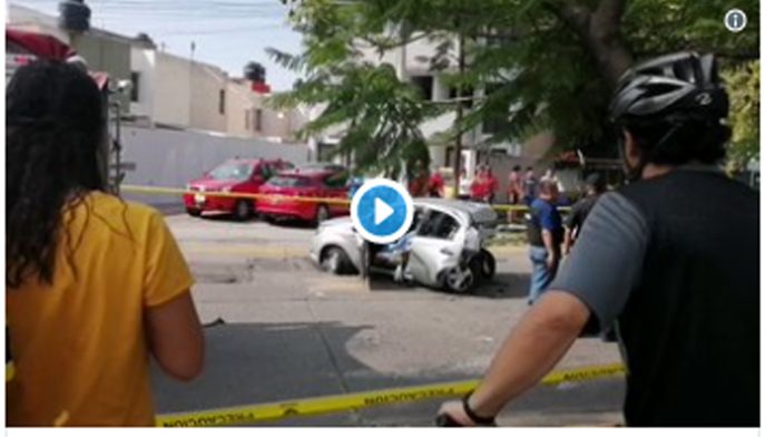 Video: Futbolista tiene un accidente automovilístico; hay dos muertos