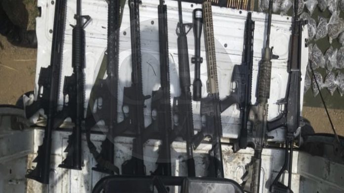 Detiene Policía Michoacán a dos con arsenal en Chinicuila