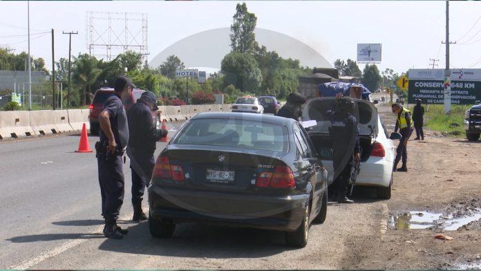 Tres hombres que tiraban droga en un auto robado; ya fueron arrestados