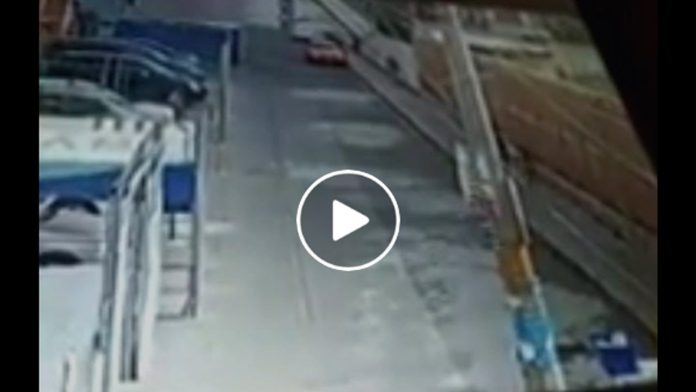 Video: Se roban a niña de 4 años; madre pide ayuda y la ignoran
