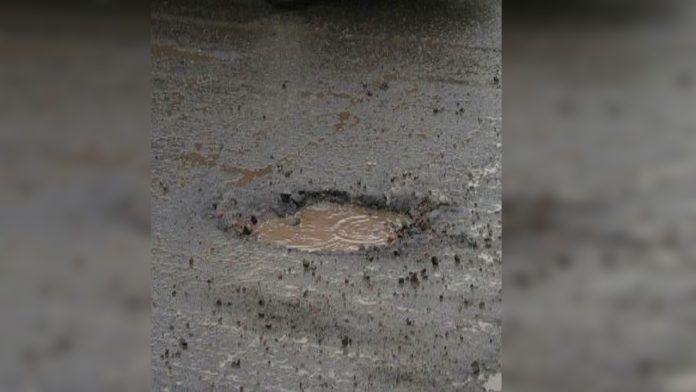 Colonos de Infonavit Camelinas sufren baches, robos y deficiencias del alumbrado público