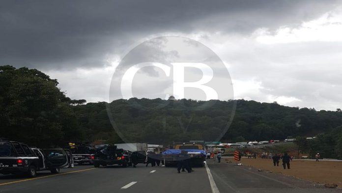 Normalistas bloquean la pista 