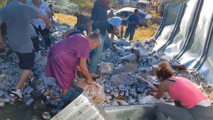 Video: Vuelca aja con cervezas; hasta las abuelitas participaron en la rapiña