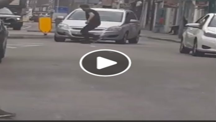Video: Hombre intenta que lo atropellen para cobrar seguro; su dramática actuación se hace viral