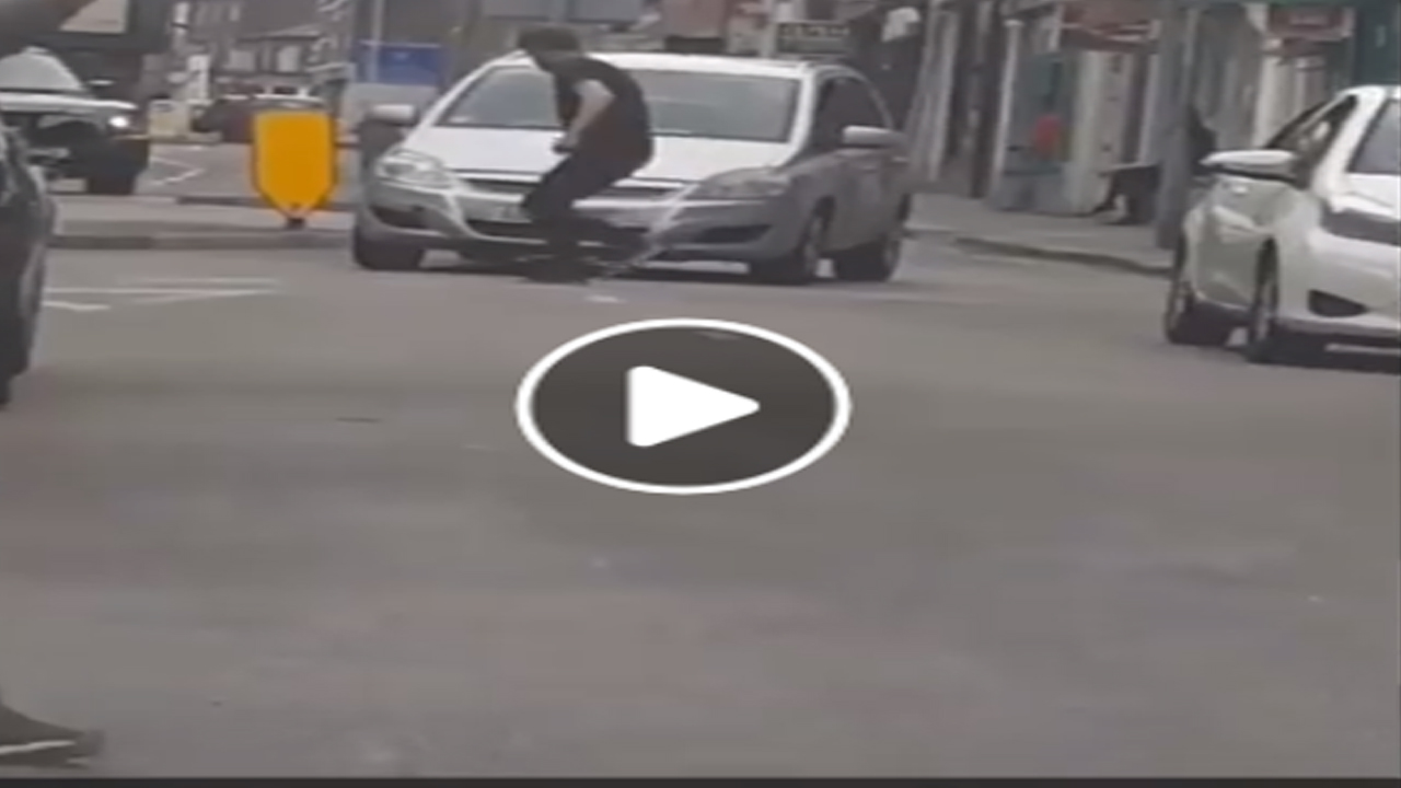 Video: Hombre intenta que lo atropellen para cobrar seguro; su dramática actuación se hace viral Video: Hombre intenta que lo atropellen para cobrar seguro; su dramática actuación se hace viral