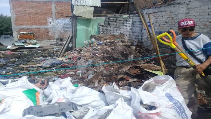 Recolectores rescatan a pareja de viejitos que vivían entre escombros y basura