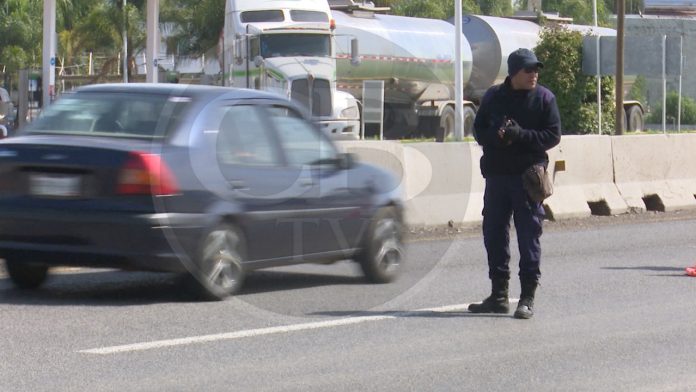 Camionero arrolla a dos jóvenes y luego huye