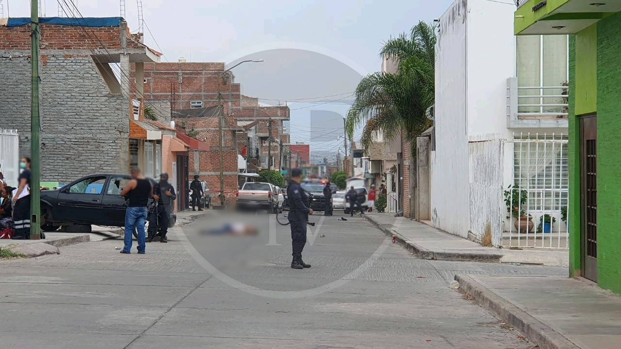 Pistoleros en auto persiguen y asesinan a tiros a dos jóvenes Pistoleros en auto persiguen y asesinan a tiros a dos jóvenes