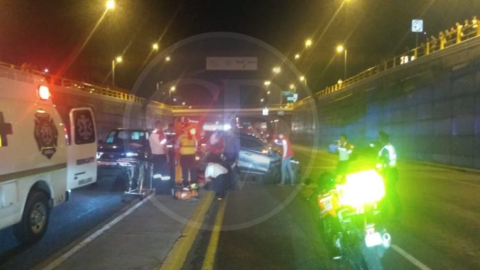 Joven queda herida en accidente de camioneta en el Libramiento de Morelia