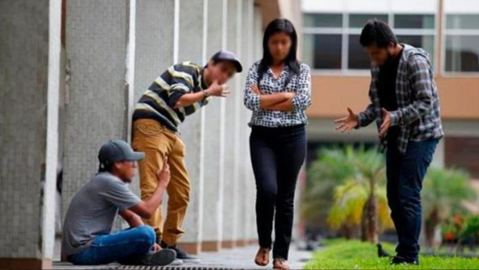 Piropos o chiflidos lascivos serán sancionados