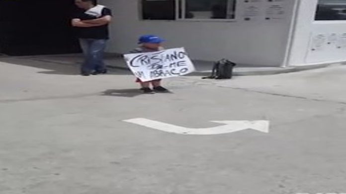 Video: Cristiano Ronaldo detiene autobús para abrazar a niño con leucemia