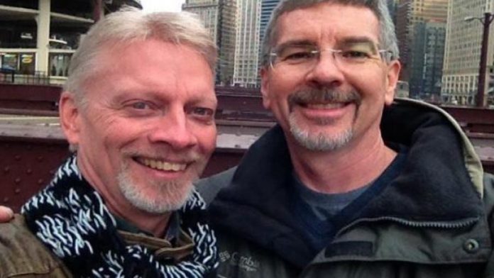 Pastor que curaba la homosexualidad se casa con un hombre
