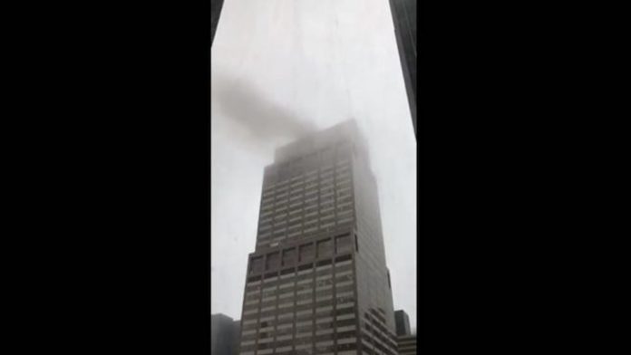 Helicóptero se estrella contra un rascacielos en Nueva York
