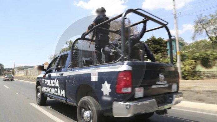Detiene Policía Michoacán a conductor armado