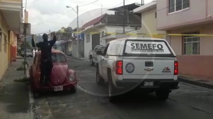 Sujetos en motocicleta matan a un joven a tiros