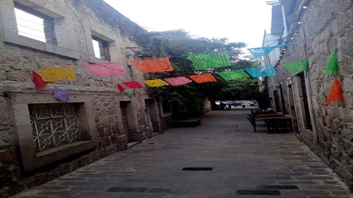 El Callejón del Romance es un sitio emblemático para Morelianos y turistas. Día a día lo visitan y transitan para