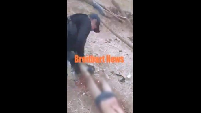 VIDEO (+18): Sicarios de “La Familia Michoacana” descuartizan y queman a un hombre