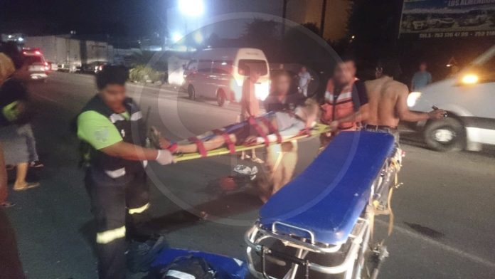 Combi choca con auto particular; hay un pasajero muerto