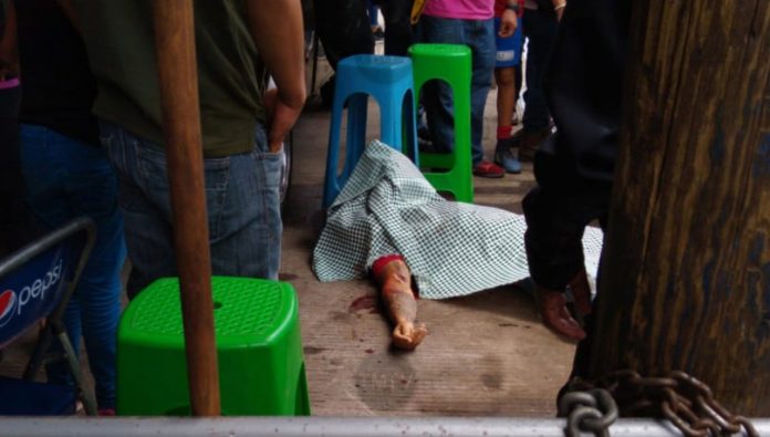 Vecinos de la avenida Quirindavara alertaron a la policía que acababan de asesinar a balazos a un hombre, su cuerpo había recibido al menos cuatro impactos de arma de fuego