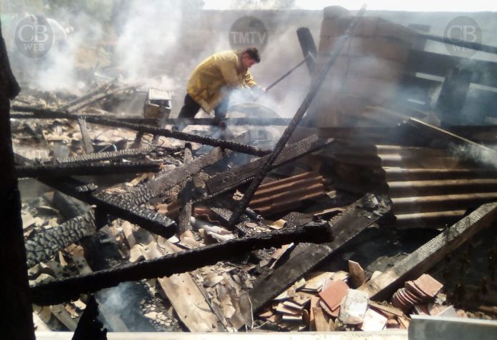 Vecinos de la colonia Mesa de Cedano en Zitácuaro reportaron el incendio de una casa habitación.