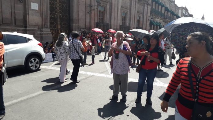 Movimiento Antorchista se manifiesta afuera del palacio de Gobierno