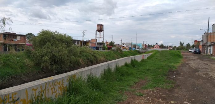 Vecinos aledaños al Dren Barajas se quejan de continuas inundaciones