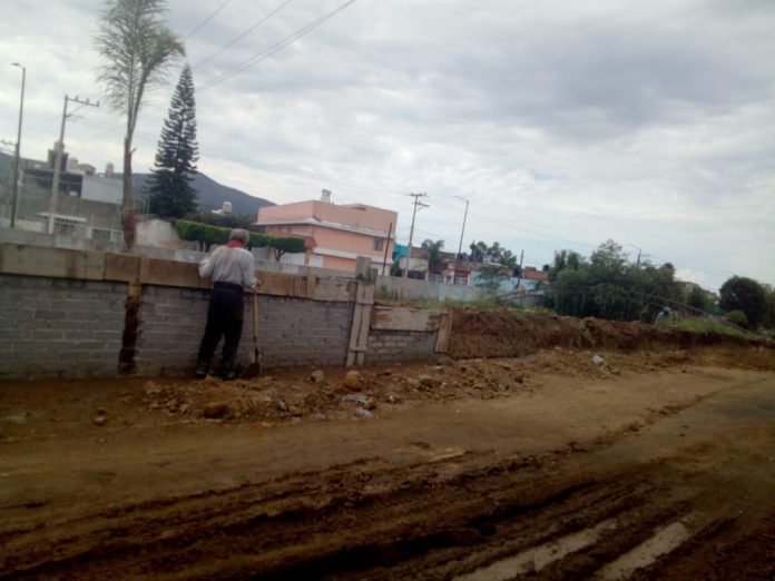 Vecinos inconformes con barrera en proceso de construcción a un lado del Dren Barajas.