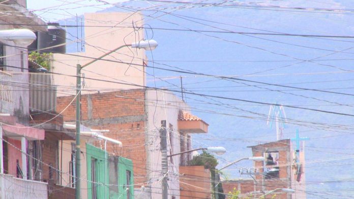 Vecinos se quejan de deficiencias de luminarias en Villa Universidad