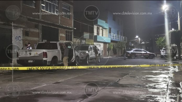 Cadáver con narcomensaje clavado en el pecho es hallado en popular colonia de Morelia