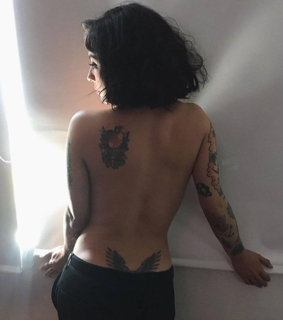 Mon Laferte posa para mostrar íntimos tatuajes