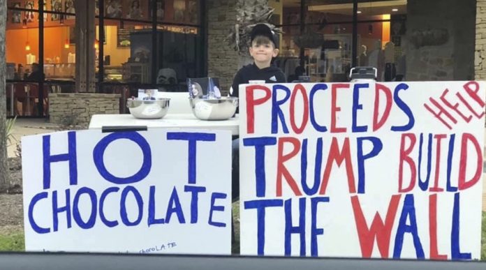 Vendiendo limonada, niño recauda 22 mil dólares para el muro de Trump