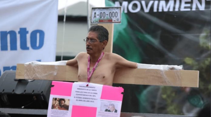 Taxistas y microbuseros se crucifican en el zócalo de la Ciudad de México  