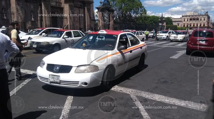 Taxis en mal estado y placas vencidas se manifiestan en contra de UBER