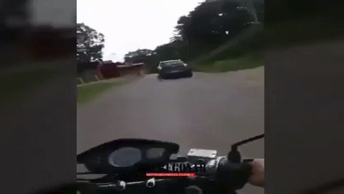 Motociclista enfrenta a familia que abandonó perrito en la carretera