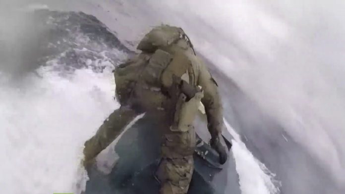 Video: Guardia de EU intercepta un narcosubmarino