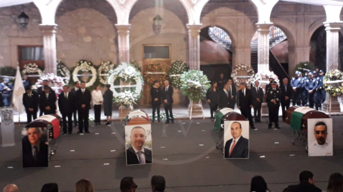 Rinden homenaje a funcionarios fallecidos en accidente aéreo