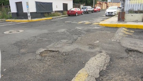 Vecinos de Lomas de Hidalgo hartos de los baches sobre sus vialidades Vecinos de Lomas de Hidalgo hartos de los baches sobre sus vialidades