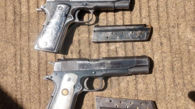 Detienen Policía Michoacán a dos con armas de fuego y vehículo en Coalcomán Detienen Policía Michoacán a dos con armas de fuego y vehículo en Coalcomán
