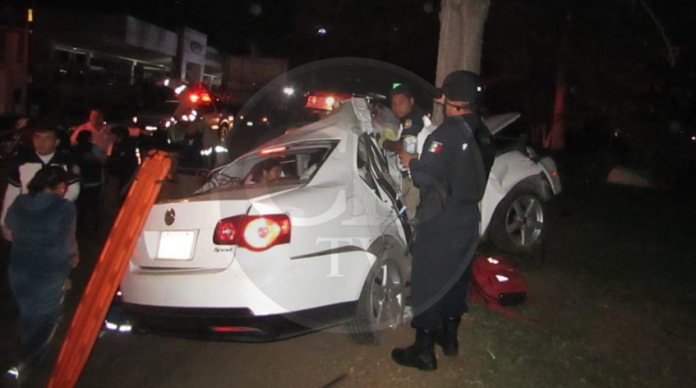 5 adolescentes heridos, 3 de ellos prensados, al chocar contra un árbol