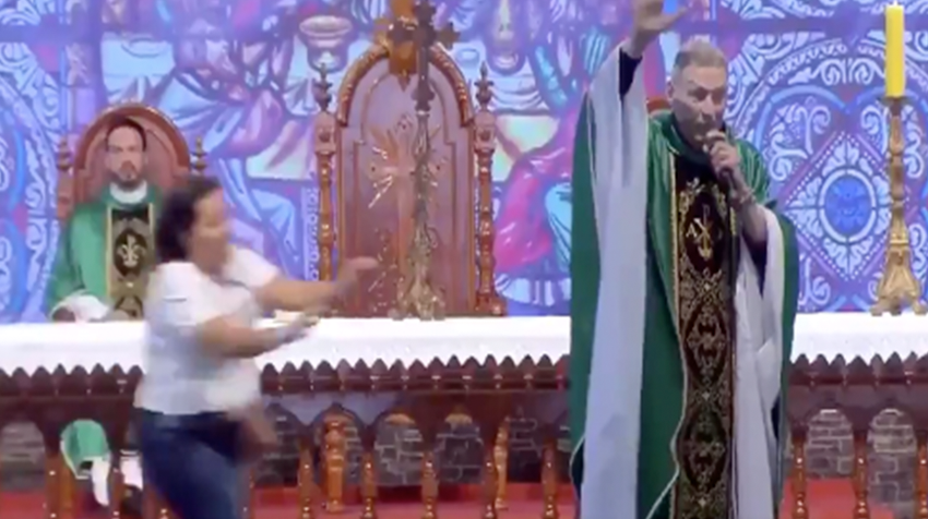 VIDEO: Mujer lanza de escenario a sacerdote VIDEO: Mujer lanza de escenario a sacerdote