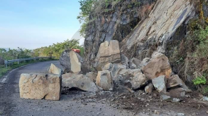 Se registra derrumbe en carretera Chinicuila-Aquila