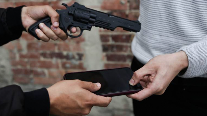 Mexicanos con poca cultura para denunciar robo de celulares