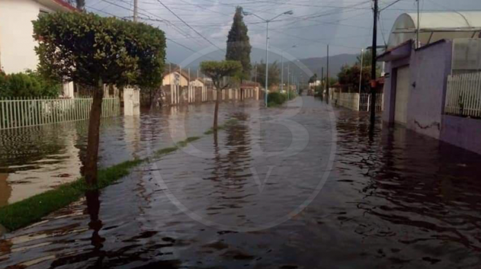 Lluvia y granizo inundan calles de Zacapu 