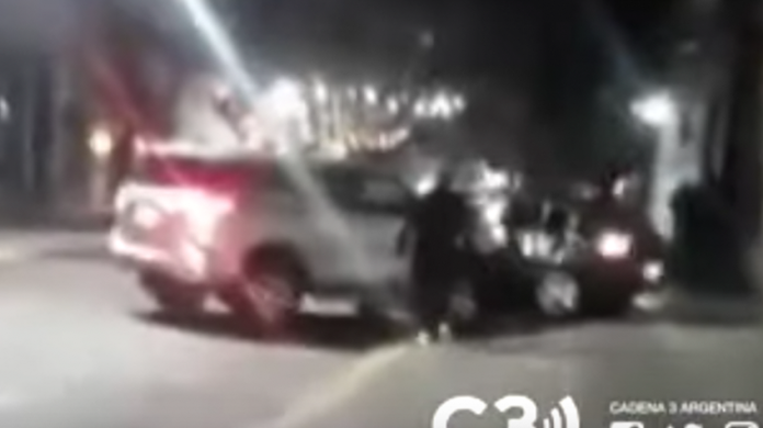 VIDEO: Mujer choca el auto de su pareja tras descubrir infidelidad