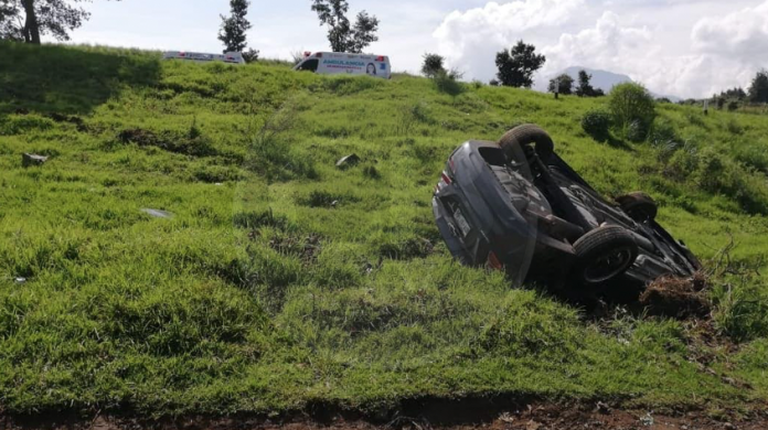 Dos heridos en aparatosa volcadura de automóvil 